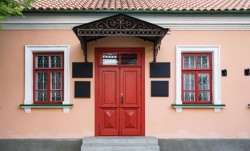 Vastu Tips: Do not let these things come in front of main door of the house, it will have a bad effe
