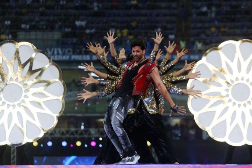 And last but not the least, Bollywood's Greek God Hrithik Roshan was as electrifying as ever. A few break dance moves and that was enough to sway the fans at Wankhede. He danced to his songs he has performed in over the years. Hrithik has been known for his dance performances and as promised, he delivered on center stage.