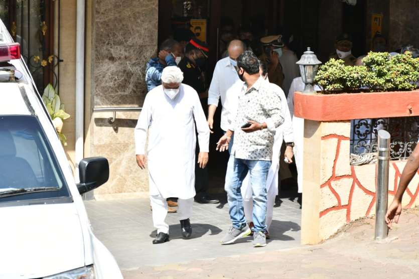 Veteran lyricist Javed Akhtar also arrived at Lata Mangeshkar's residence. 